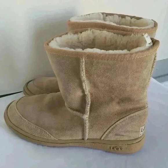 UGG Kids' Classic short II water resistant shearling boot 5 - Picture 1 of 9
